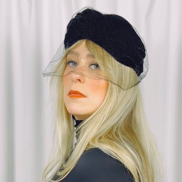 Vintage 1950's Eatons of Canada Black Velvet Fascinator Pillbox Hat with Lace - Picture 11 of 14